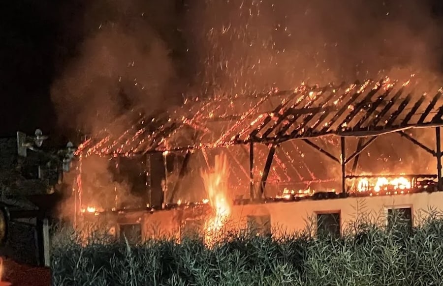 Sechsstelliger-Schaden-bei-Scheunenbrand-in-der-Vulkaneifel-starke-Geruchsentwicklung