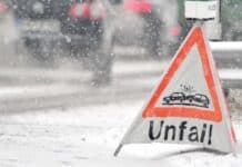 Unfall bei schneeglatter Fahrbahn im Westerwald: Vier Verletzte ins Krankenhaus