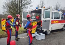 Mann fällt in eiskalte Nahe: Taucher und Sonarboot im Einsatz — Suche wieder aufgenommen