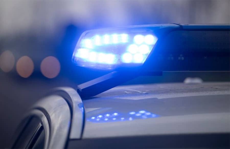 Mann-feuert-mehrfach-aus-Wagen-mit-Schreckschusswaffe-auf-Passantin