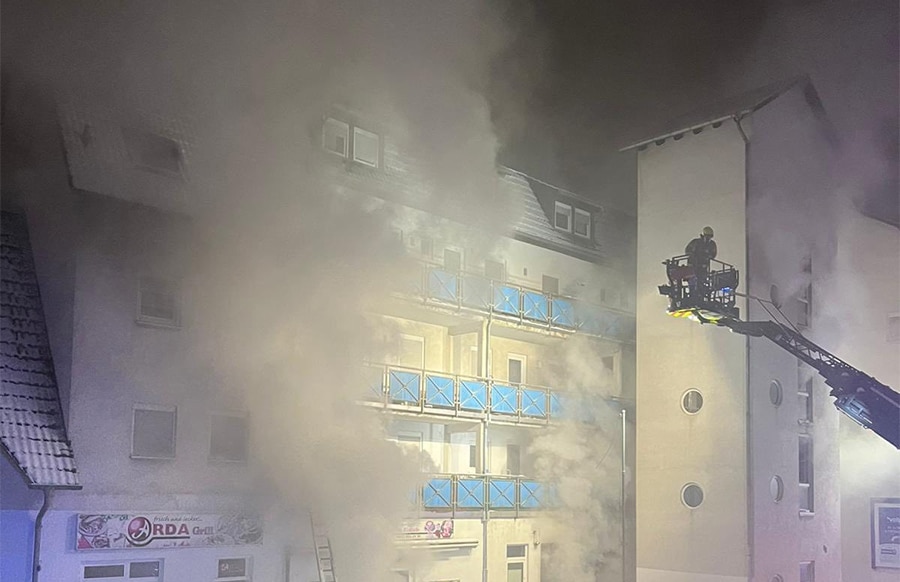 Feuerwehr-rettet-39-Menschen-aus-brennendem-Mehrfamilienhaus