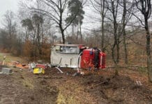 RLP: 300.000 Euro Totalschaden – Feuerwehrfahrzeug überschlägt sich in Graben