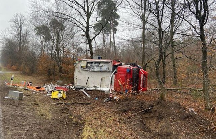 RLP-300-000-Euro-Totalschaden-Feuerwehrfahrzeug-berschl-gt-sich-in-Graben