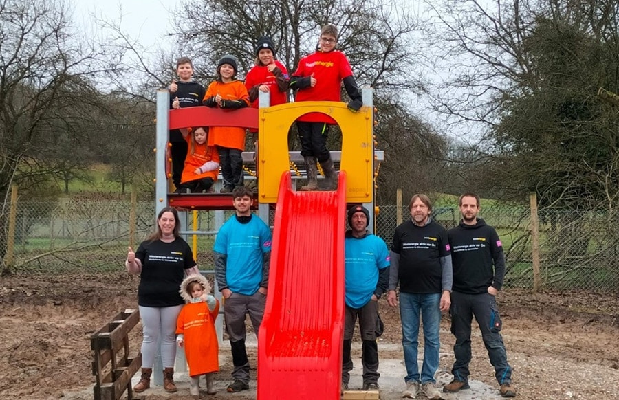 Neuer-Spiel-und-Kletterturm-auf-dem-Spielplatz-in-Lie-em