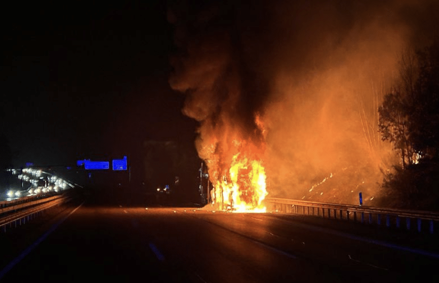A6-Vollsperrung-aufgehoben-Hier-brennen-sechs-E-Autos-auf-einem-Transporter-