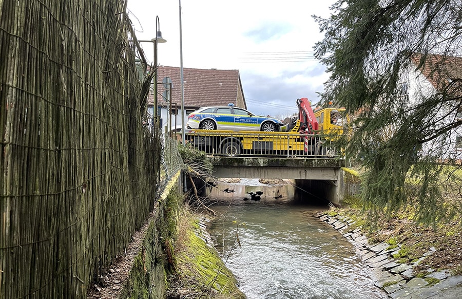Spektakul-rer-Abflug-w-hrend-Einsatzfahrt-Funkstreifenwagen-landet-im-Bachbett