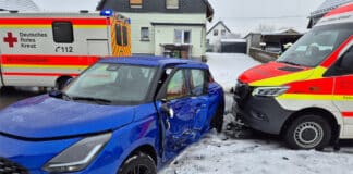 Wenn die Hilfe selbst Hilfe braucht: Blaulicht-Crash fordert drei Verletzte!