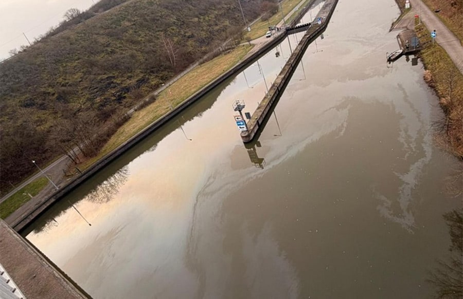 Kanzem-Umweltunfall-auf-der-Saar-G-terschiff-verursacht-gro-fl-chige-lverschmutzung