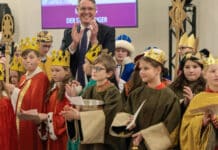 Ministerpräsident Schweitzer empfängt Sternsinger aus der Region