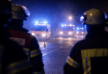 Update: Tödlicher Frontalcrash auf der B49 – Zwei Männer sterben nach Horror-Unfall bei Bausendorf Blaulicht von Polizei und Rettungsdiensten bei nächtlichem Einsatz auf einer gesperrten Straße, Unfallstelle aus der Distanz aufgenommen.