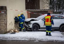 Bitburg: Fahrzeug kommt von Fahrbahn ab und kracht in Gebäude