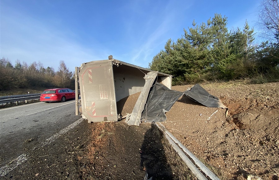 Reifenplatzer-verursacht-Crash-Kipplaster-kippt-auf-der-A63-um