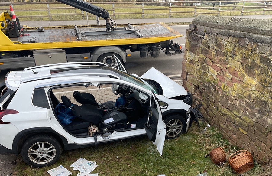 RLP-Ungebremst-in-die-Mauer-gekracht-Zwei-Personen-schwerverletzt