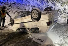 Crash auf der L149: Wagen überschlägt sich im Schnee – Unfallverursacher flüchtet