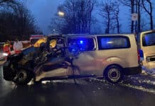 Morbach: Sattelschlepper kracht beim Rangieren in Kleinbus – Drei Verletzte