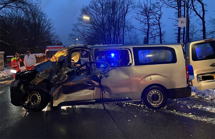 Morbach-Sattelschlepper-kracht-beim-Rangieren-in-Kleinbus-Drei-Verletzte