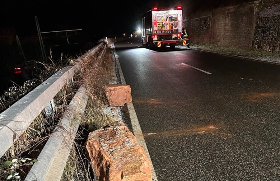 Felsbrocken-auf-der-Landstra-e-Stra-e-nach-Felsbruch-gesperrt