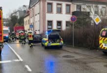 Kollision mit Hauswand: Zufälliges Eintreffen eines Rettungswagens rettet Fahrer das Leben