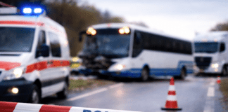 Update: Heftiger Frontalcrash in der Eifel – Lkw übersieht Schulbus mit 17 Kindern an Bord!