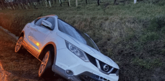 Wintrich: Auto im Graben, Totalschaden, Fahrer eingeschlossen – und alle fahren vorbei!