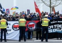 Protest gegen Gründung von AfD-Jugend im Saarland — Sitzblockade vor Parteizentrale