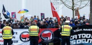 Protest gegen Gründung von AfD-Jugend im Saarland — Sitzblockade vor Parteizentrale
