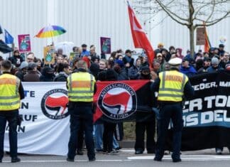 Protest gegen Gründung von AfD-Jugend im Saarland — Sitzblockade vor Parteizentrale