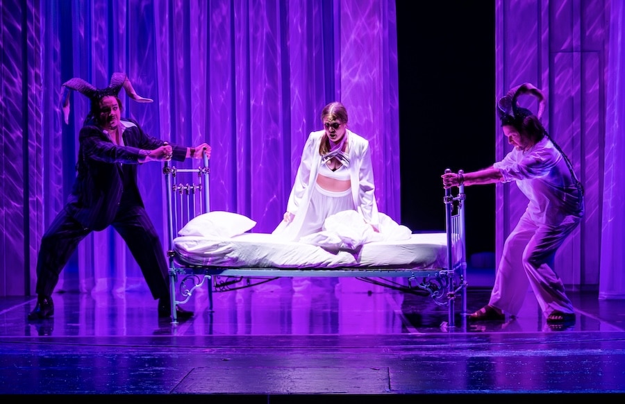 Bocksd-monen-zerren-am-Bett-Die-Entf-hrung-aus-dem-Serail-am-Theater-Trier