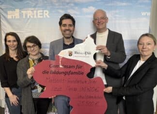 Trier: Teuber überreicht Förderbescheide für Schulsozialarbeit und Mensa-Neubau