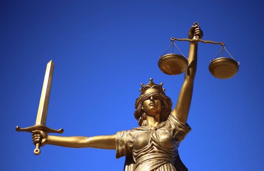 Sicherheit-an-Gerichten-in-RLP-Einsatzteams-mit-speziell-geschulten-Justizwachtmeistern