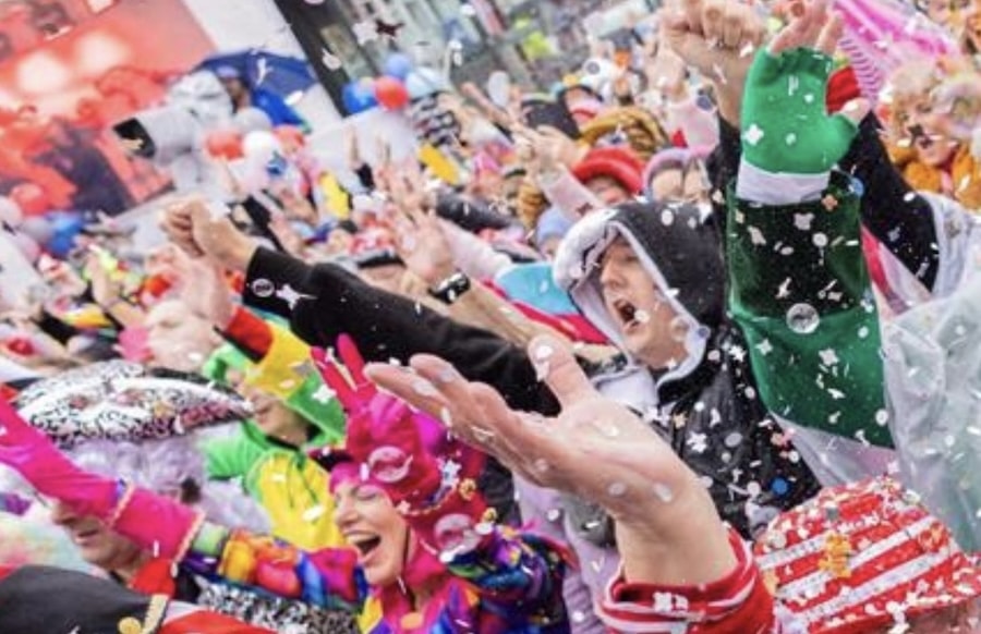 Uniformen-Waffen-politische-Symbole-Welche-Kost-me-an-Karneval-verboten-sind