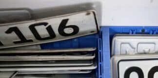 Kennzeichen von mehreren Autos auf Mitfahrerparkplatz Föhren / Bekond geklaut