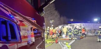 RLP: Autobahn nach LKW-Unfall im Berufsverkehr blockiert