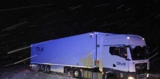 B327 blockiert: LKW kommt bei Schneeglätte von Fahrbahn ab — Zugmaschine im Straßengraben