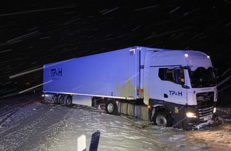 B327 blockiert: LKW kommt bei Schneeglätte von Fahrbahn ab — Zugmaschine im Straßengraben