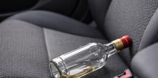 Schlangenlinien auf der A3: 20-Jähriger mit Schnapsflasche im Auto baut Unfall — zwei Verletzte