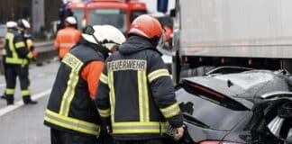 RLP: Schwerer Unfall auf Autobahn — PKW verkeilt sich unter Sattelauflieger