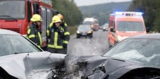 Update: Frontalkollision und Vollsperrung auf B50 — Mann in PKW eingeklemmt