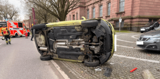 Update: PKW dreht und überschlägt sich auf Weimarer Allee — Fahrer ins Krankenhaus