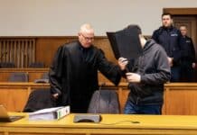 Angeklagter gesteht tödliche Schüsse auf Polizisten — Witwe kämpft mit Tränen