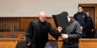 Angeklagter gesteht tödliche Schüsse auf Polizisten — Witwe kämpft mit Tränen