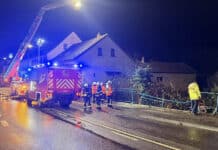 Absturz: Autofahrer kracht durch Geländer und haut ab