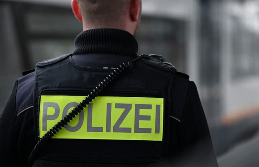 Brutaler-Angriff-Zugbegleiter-bei-Ticketkontrolle-lebensgef-hrlich-verletzt