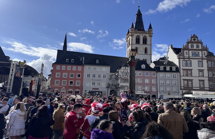 Karneval-in-Trier-Glasverbot-Messerverbot-Diese-Regeln-gelten-an-Weiberfastnacht-und-Rosenmontag-