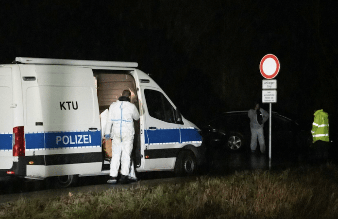 Polizeieinsatz und Spurensicherung nach tödlichem Gewaltverbrechen an einem See in Dormagen.