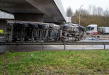Luxemburg: Verletzter Fahrer nach Kollision mit Betonmauer – Laster kippt auf A6 um