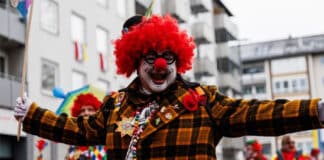 Helau! – Rosenmontagszug schlängelt sich durch Mainz