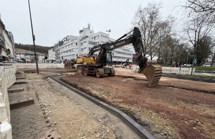 Kanalsanierung in der Theodor-Heuss-Allee Trier mit Bagger und abgesperrter Baustelle am Hauptbahnhof