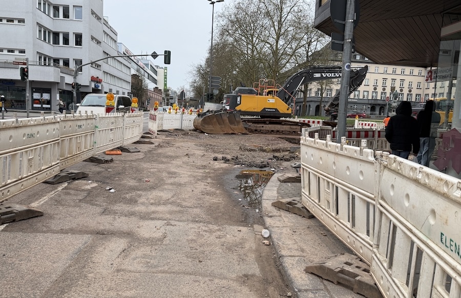 Baustelle und Verkehrssituation an der Theodor-Heuss-Allee in Trier nahe dem Hauptbahnhof