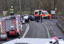 Crash im Gegenverkehr: Vier Menschen schwerverletzt